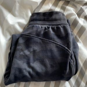 Lululemon Scuba Joggers size 4 black camo